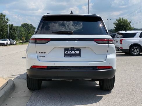 Used 2023 Jeep Grand Cherokee Altitude AWD/4WD image 6