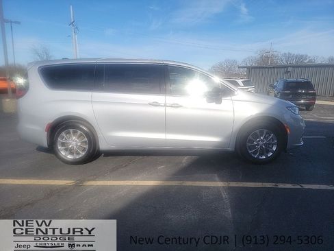 New 2026 Chrysler Pacifica Limited w/ Uconnect Theater Family Group AWD/4WD image 7