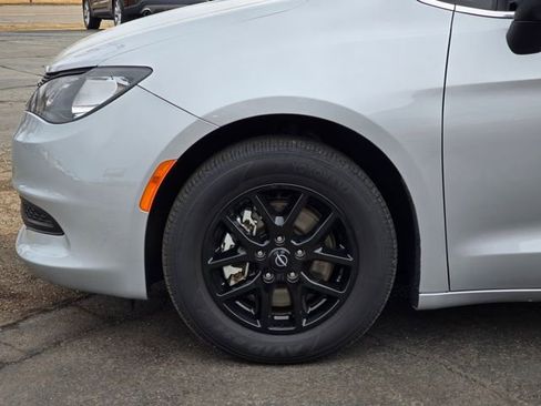 Used 2024 Chrysler Voyager LX image 14