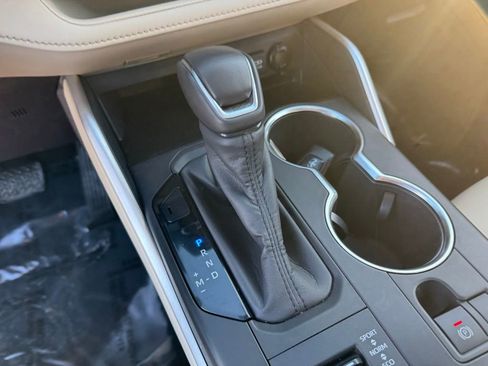 Used 2020 Toyota Highlander XLE image 29