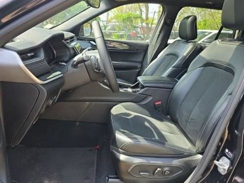 Used 2023 Jeep Grand Cherokee Altitude AWD/4WD image 3