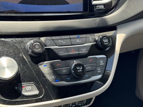 Used 2023 Chrysler Pacifica Touring-L FWD image 18