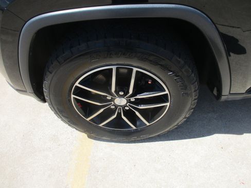 Used 2017 Jeep Grand Cherokee Trailhawk AWD/4WD image 3