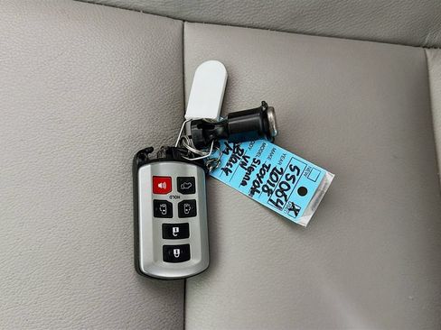 Used 2018 Toyota Sienna Limited FWD image 30