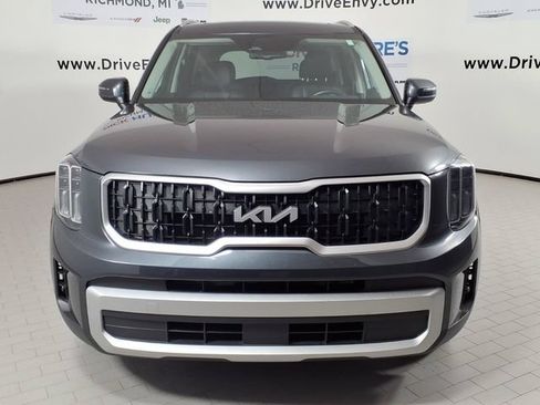Used 2024 Kia Telluride EX w/ EX Captain's Chair Package AWD/4WD image 2