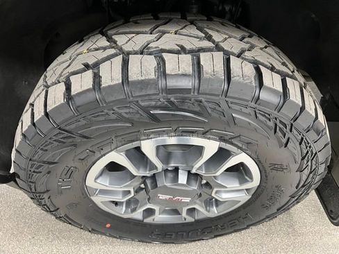 Used 2024 GMC Sierra 3500 SLT w/ SLT Convenience Package image 15