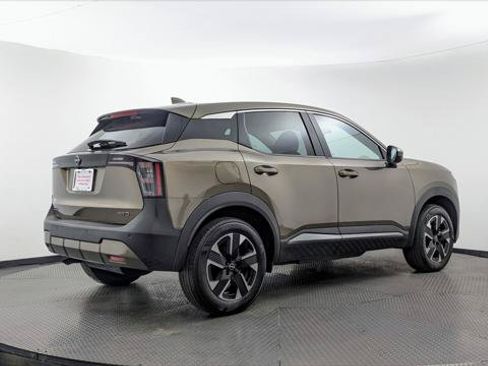 Used 2025 Nissan Kicks SV AWD/4WD image 8
