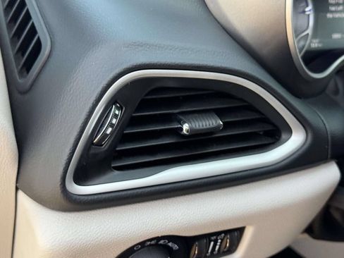 Used 2023 Chrysler Pacifica Touring-L FWD image 22