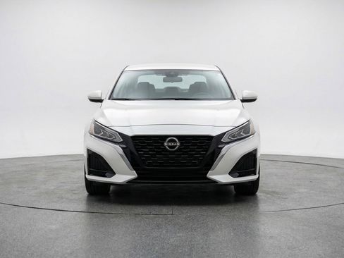 Used 2025 Nissan Altima 2.5 SV image 2