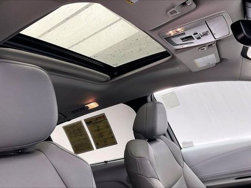 Used 2025 Toyota Sienna XLE image 25