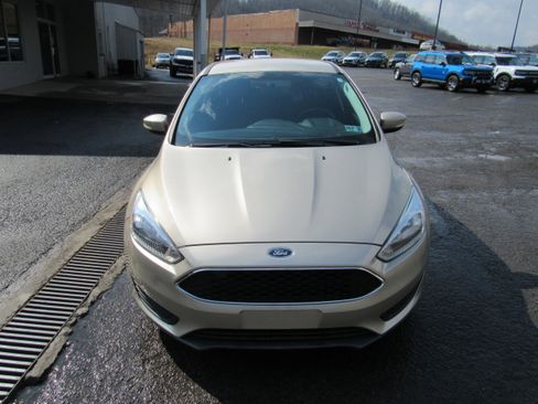 Used 2018 Ford Focus SE w/ Cold Weather Package image 3