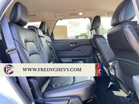 Used 2025 Nissan Pathfinder SL AWD/4WD image 37