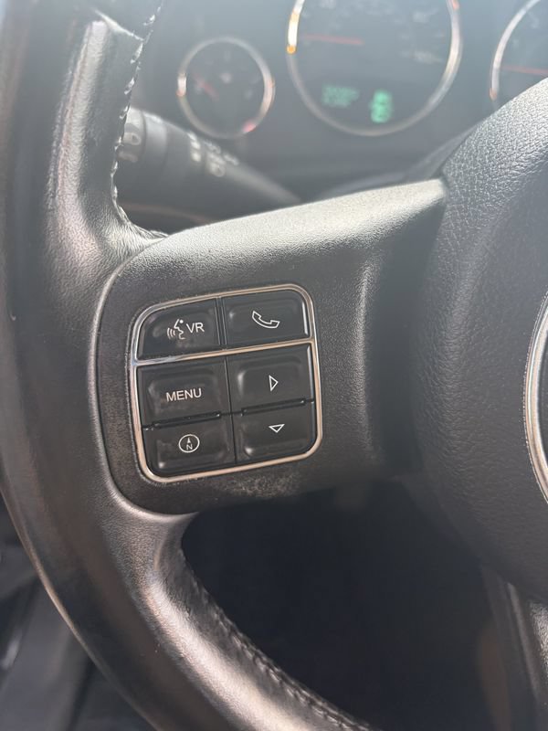 Used 2011 Jeep Wrangler Unlimited Rubicon w/ Connectivity Group AWD/4WD image 28