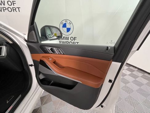 Used 2024 BMW X7 xDrive40i w/ Premium Package image 28