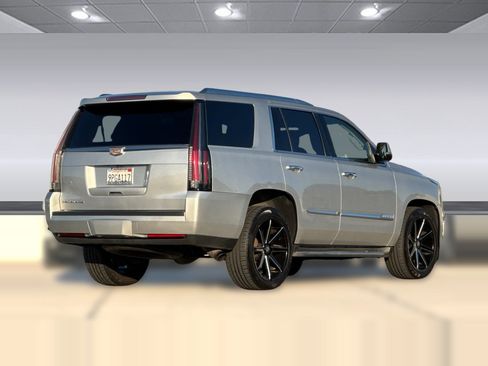Used 2015 Cadillac Escalade Luxury image 3