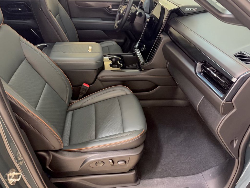 Used 2025 GMC Yukon AT4 w/ AT4 Premium Package AWD/4WD image 30