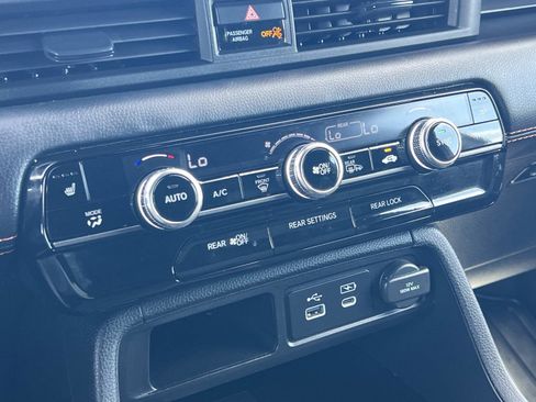 Used 2025 Honda Pilot TrailSport image 16