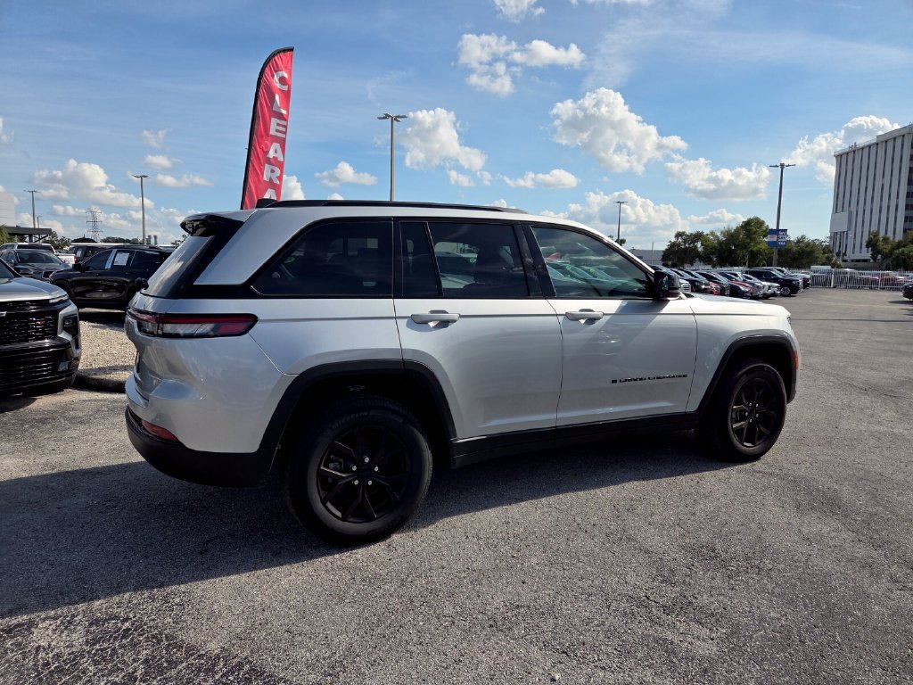 Used 2025 Jeep Grand Cherokee Altitude AWD/4WD image 15