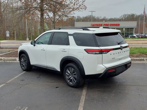 Used 2024 Nissan Pathfinder SV FWD image 3