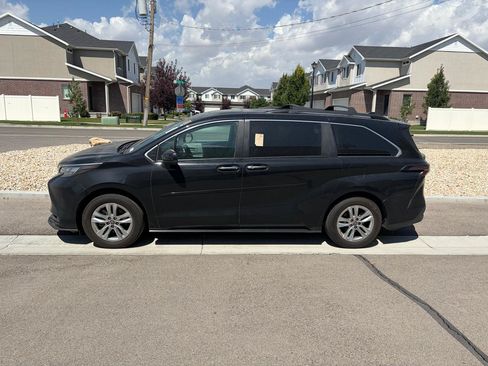 Used 2025 Toyota Sienna XLE w/ XLE Plus Package AWD/4WD image 4