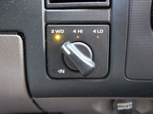 Used 2004 Dodge Dakota SLT w/ Deluxe Convenience Group AWD/4WD image 11