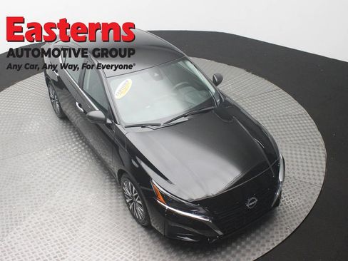 Used 2025 Nissan Altima 2.5 SV FWD image 3