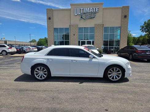 Used 2019 Chrysler 300 Limited RWD image 1