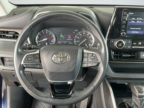 Used 2021 Toyota Highlander XLE AWD/4WD image 10