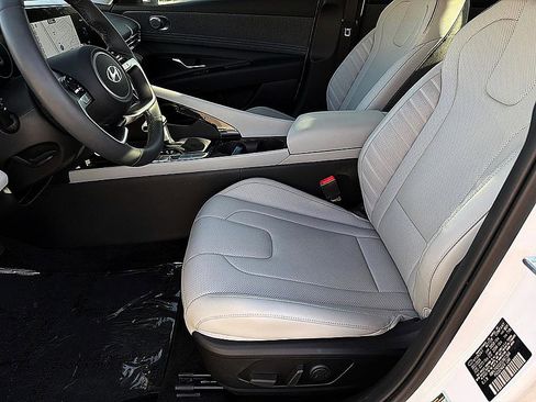 Certified 2025 Hyundai Elantra Limited image 8