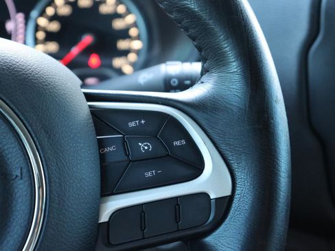 Used 2017 Jeep Renegade Latitude w/ Popular Equipment Group image 34