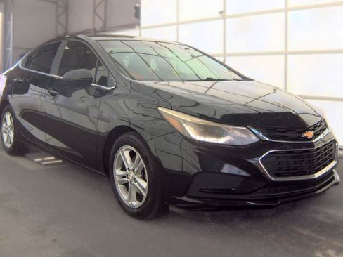 Used 2017 Chevrolet Cruze LT FWD image 3