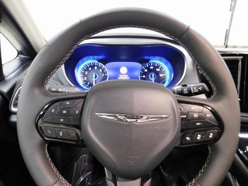 Used 2025 Chrysler Pacifica Limited image 6