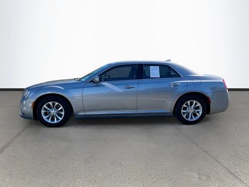 Used 2018 Chrysler 300 Touring image 4