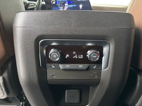 Used 2025 Chevrolet Suburban High Country image 25
