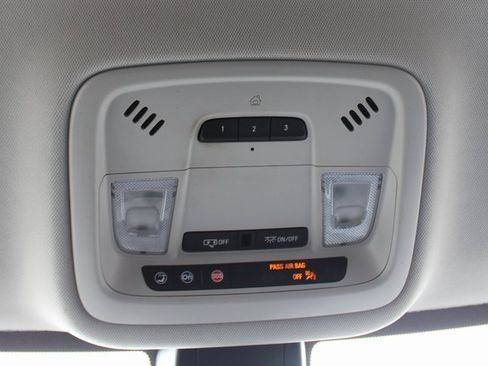 Used 2020 Chevrolet Traverse LT w/ Driver Confidence II Package image 36