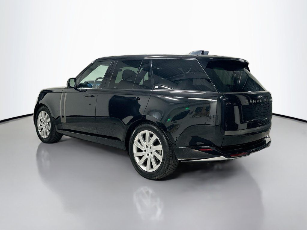 Used 2024 Land Rover Range Rover SE AWD/4WD image 3