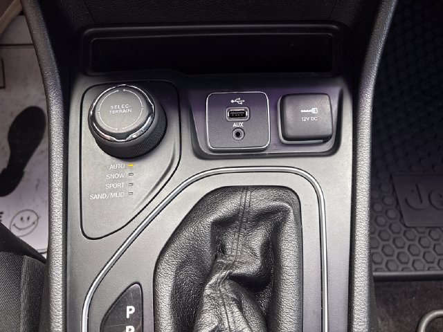 Used 2019 Jeep Cherokee Latitude Plus w/ Cold Weather Group AWD/4WD image 15