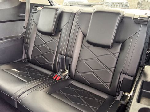 Used 2024 Volkswagen Atlas SE image 18