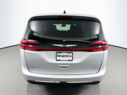 Used 2023 Chrysler Pacifica Touring-L image 6