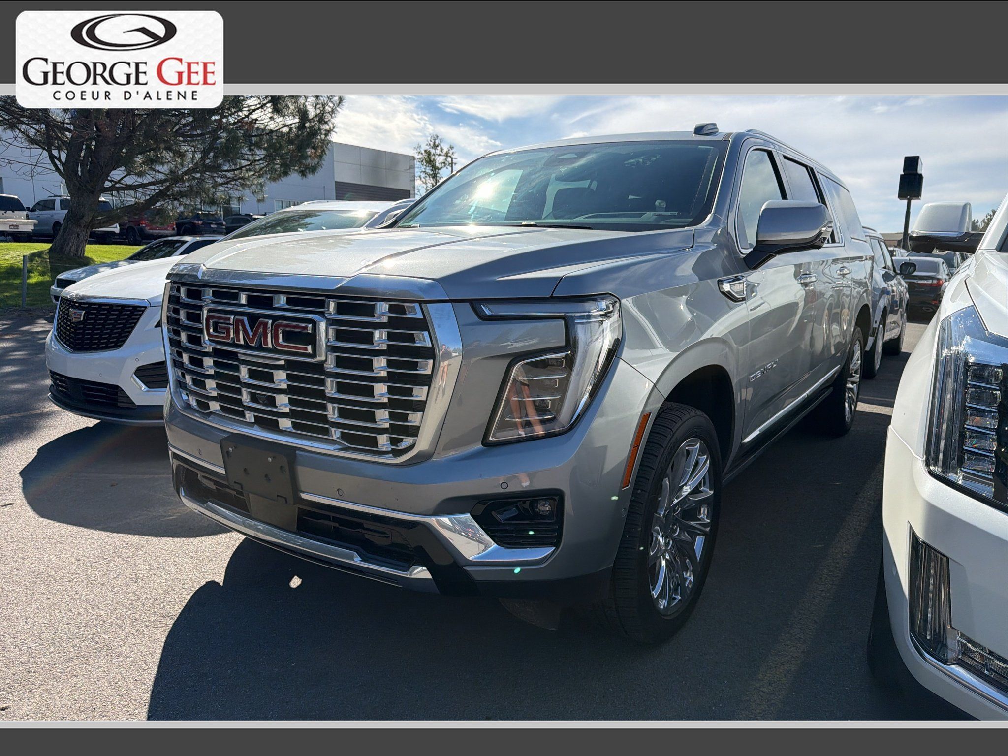 Used 2025 GMC Yukon XL Denali w/ Sun & Power Step Package AWD/4WD image 1