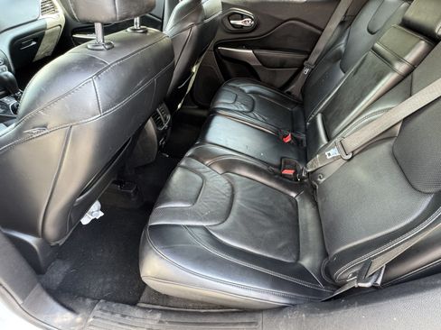 Used 2019 Jeep Cherokee Limited AWD/4WD image 23