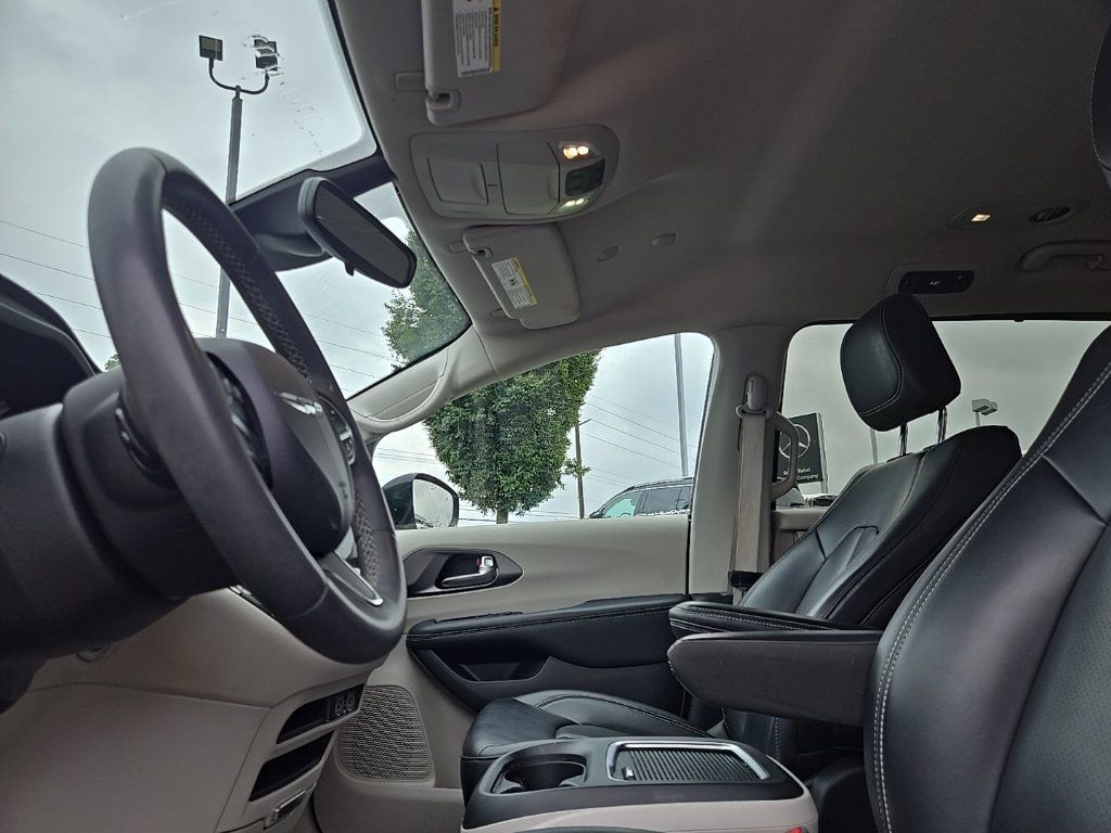 Used 2023 Chrysler Pacifica Touring-L FWD image 28