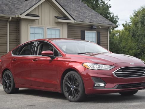 Used 2019 Ford Fusion SE w/ Equipment Group 151A FWD image 4
