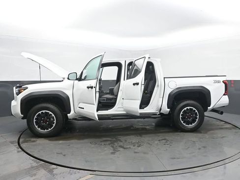 Used 2025 Toyota Tacoma TRD Off-Road AWD/4WD image 55
