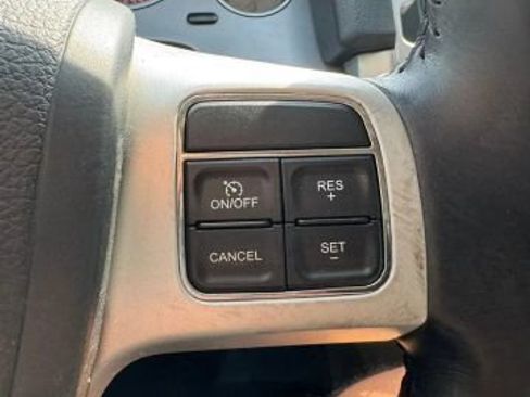 Used 2012 Volkswagen Routan SEL FWD image 10