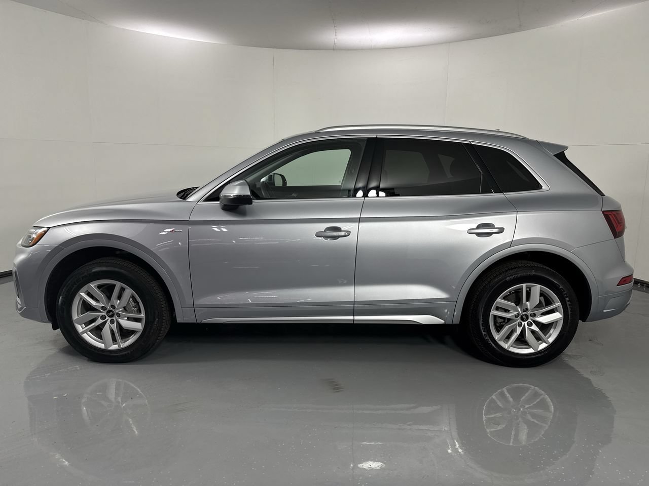 Used 2023 Audi Q5 2.0T Premium w/ Convenience Package AWD/4WD image 2