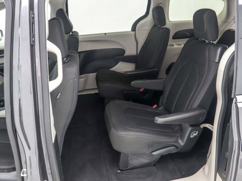 Used 2018 Chrysler Pacifica Touring Plus image 21