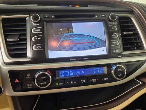 Used 2019 Toyota Highlander XLE FWD image 12