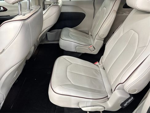 Used 2018 Chrysler Pacifica Limited FWD image 14
