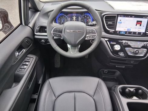 Used 2026 Chrysler Pacifica Select image 13